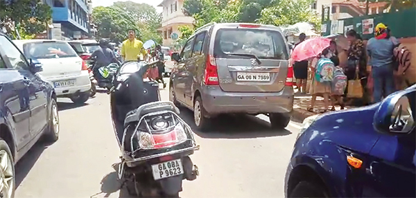 Metres from Margao PS, traffic jams a daily torture