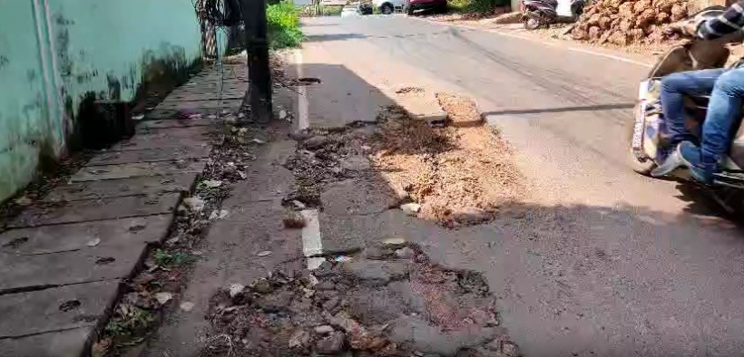  Mapusa Locals Express Concerns Over Flowing Water and Unattended Potholes Amidst Underground Cabling Works