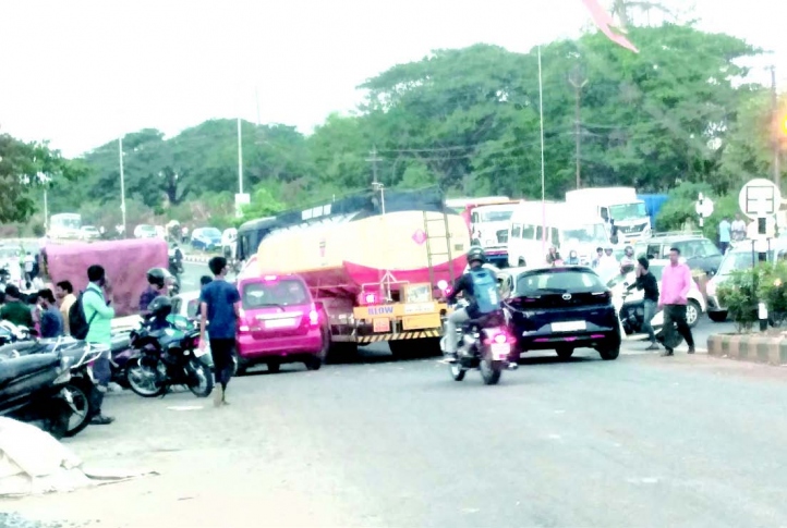 Traffic chaos reigns at Varunapuri junction