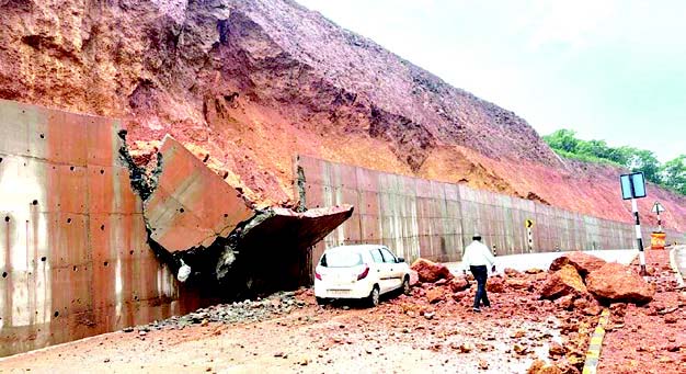 Boulders crash at Malpem; four Maha tourists escape from the jaws of death